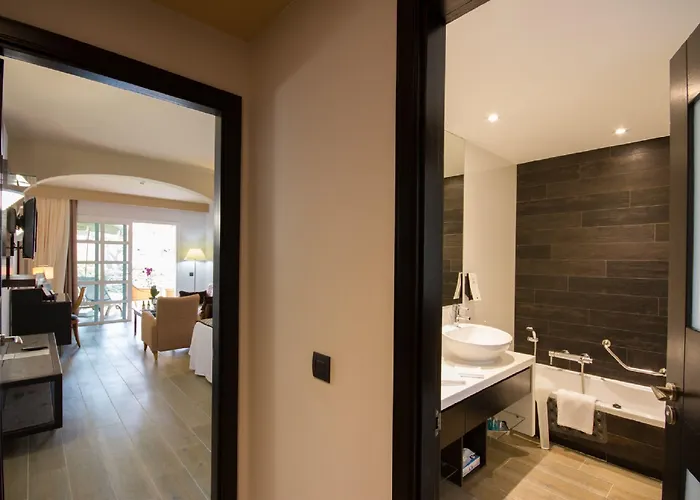 酒店 尼瓦利亚花园酒店 5*