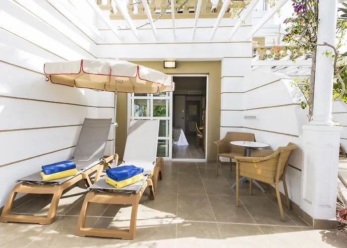 尼瓦利亚花园酒店