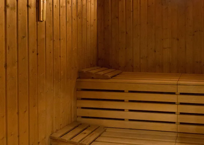 尼瓦利亚花园酒店