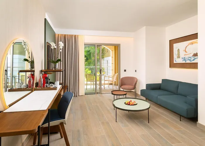 尼瓦利亚花园酒店 5*