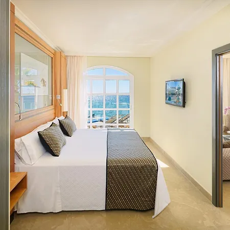 أدريان هوتيلز جاردينز دي نيفاريا