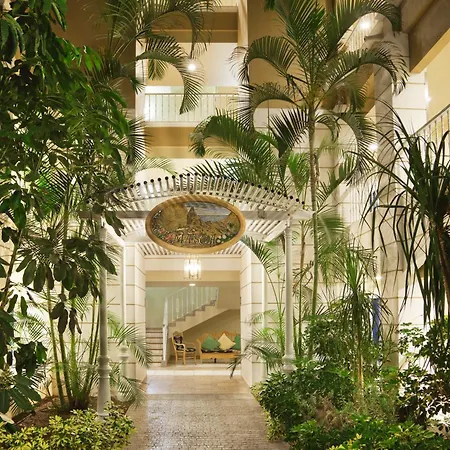 أدريان هوتيلز جاردينز دي نيفاريا أذيخي