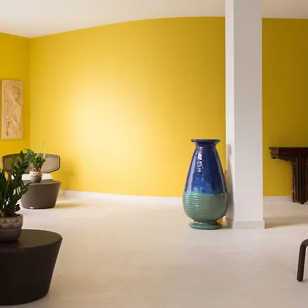 尼瓦利亚花园酒店