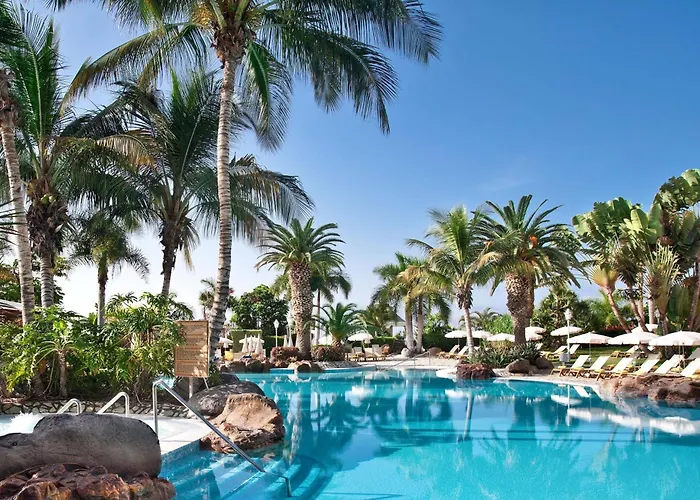 Adrian Jardines De Nivaria אדחה