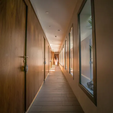 ハルディネス デ ニヴァリア ホテル アデヘ